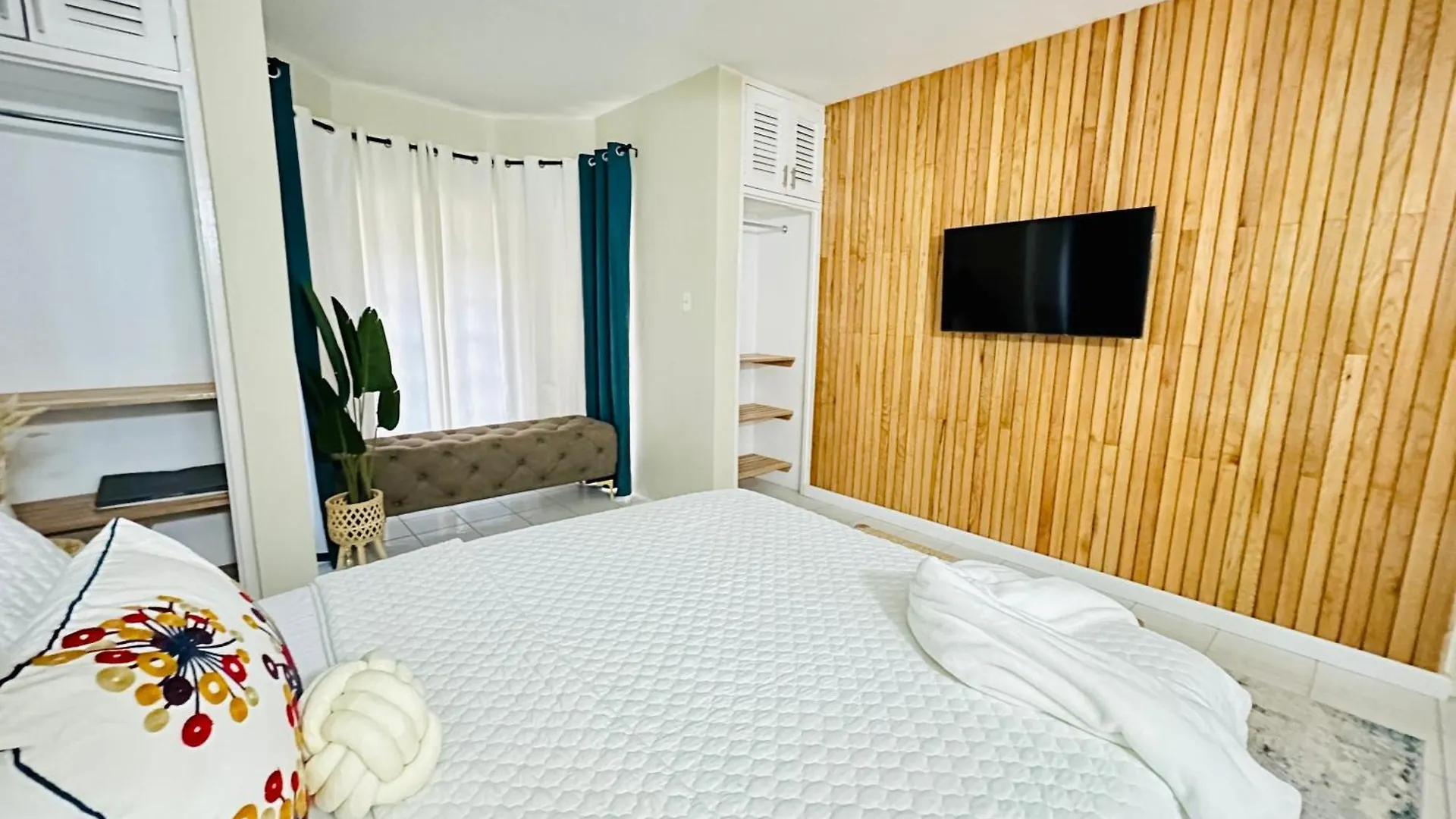 Falcon Views - Airport Transportation Available-Security-Gated Montego Bay Apartment